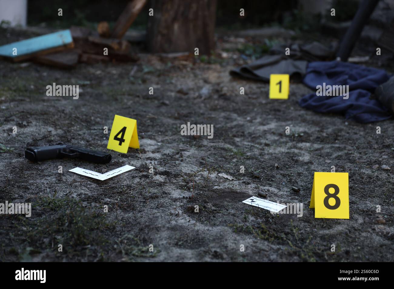 Evidenz mit gelbem CSI-Marker zur Evidenznummerierung am Abend auf dem Wohnhof. Tatort-Ermittlungskonzept. Nachweis Stockfoto