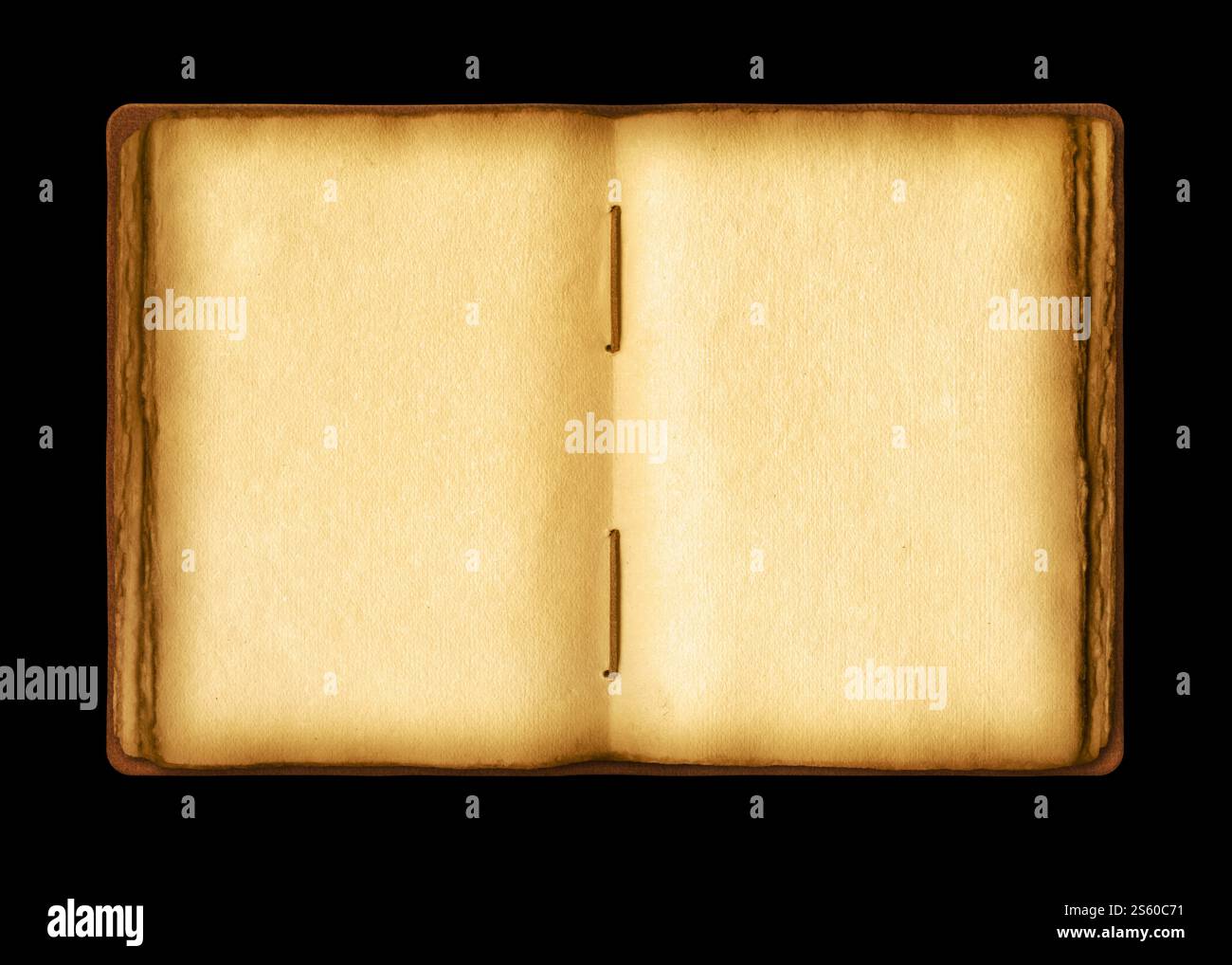 Altes offenes mittelalterliches Buch mit abgenutzten Pergamentblättern. Leeres strukturiertes Manuskript, Kopierraum. Isoliert auf schwarzem Hintergrund. Altes offenes mittelalterliches Buch mit Stockfoto