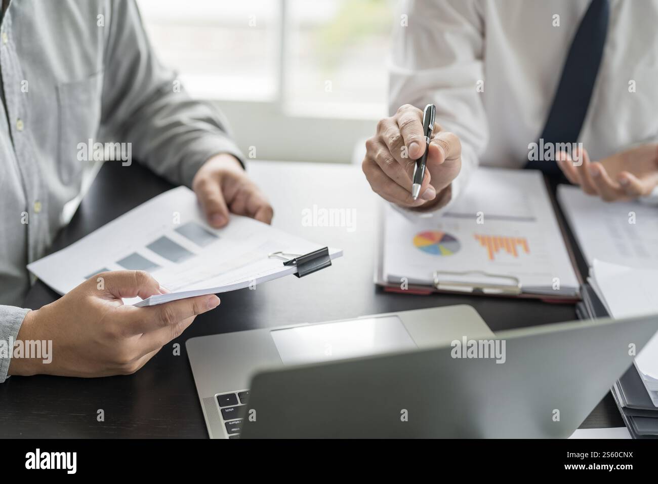 Geschäftsleute treffen sich Designideen professioneller Investor, der ein neues Start-up-Projekt arbeitet. Geschäftsmann und Geschäftsfrau arbeiten zusammen Stockfoto