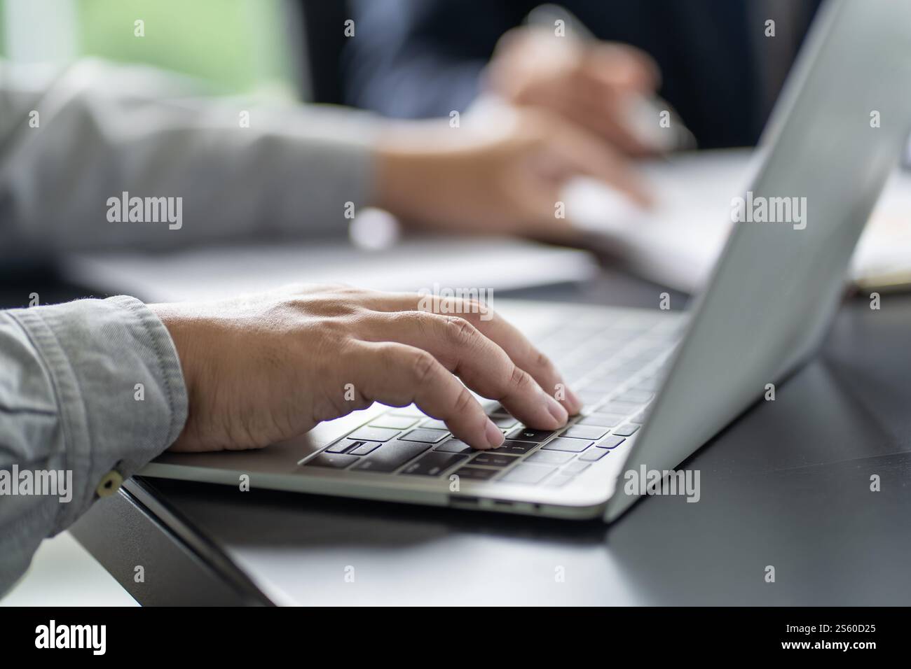 Geschäftsleute treffen sich Designideen professioneller Investor, der ein neues Start-up-Projekt arbeitet. Geschäftsmann und Geschäftsfrau arbeiten zusammen Stockfoto