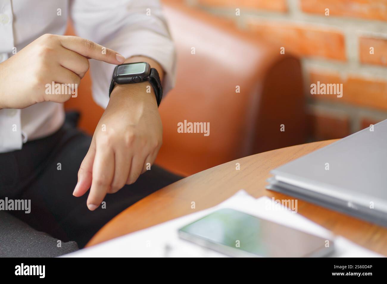 Geschäftsfrau mit Blick auf Smart Watch in der Office Online Connect Gadget-Technologie Stockfoto