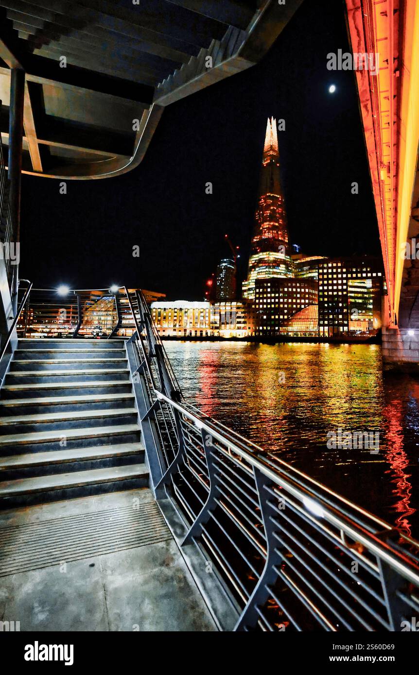 Thames, The Shard and Moon, London, Großbritannien. Stockfoto