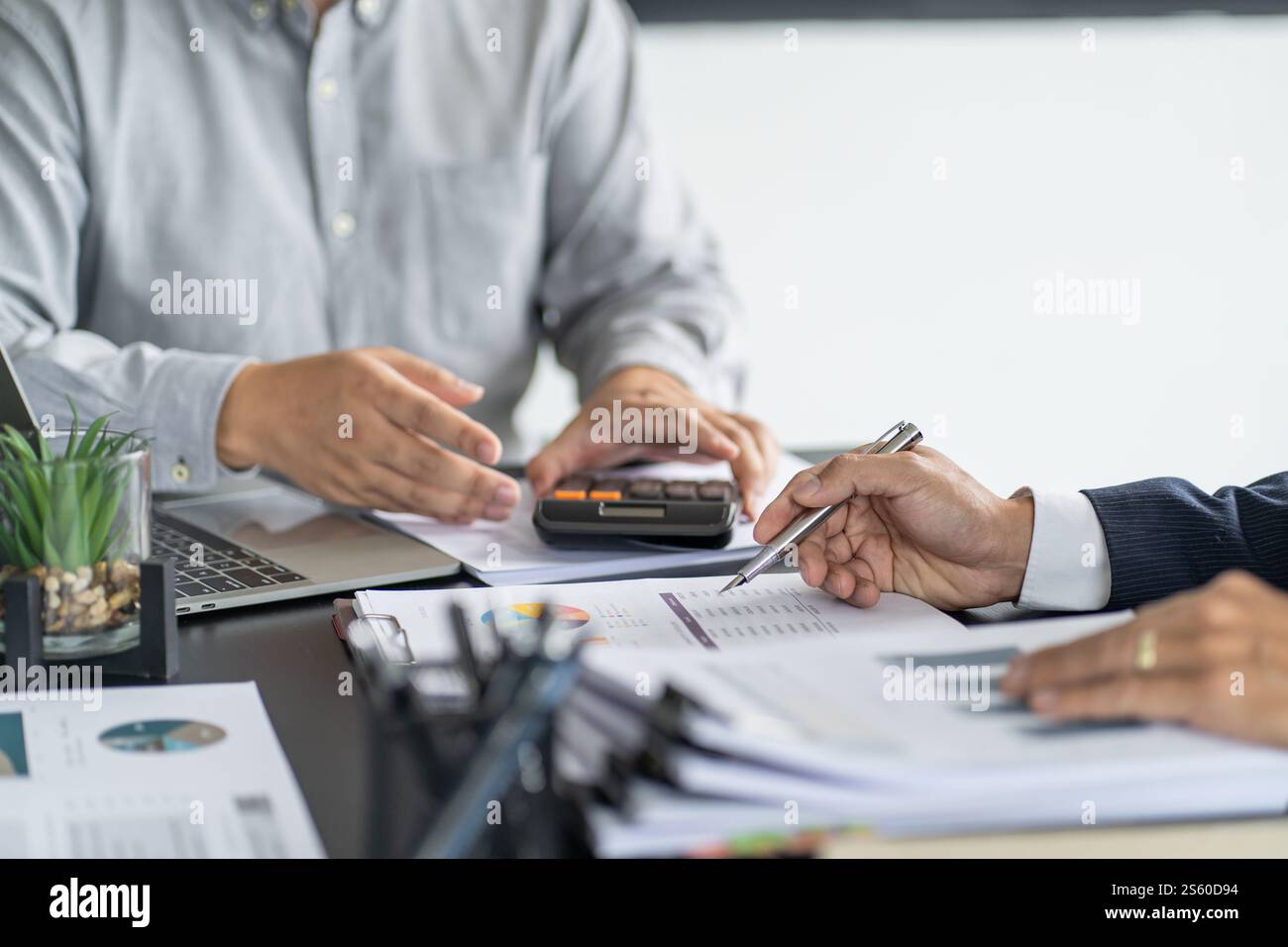 Geschäftsleute treffen sich Designideen professioneller Investor, der ein neues Start-up-Projekt arbeitet. Geschäftsmann und Geschäftsfrau arbeiten zusammen Stockfoto