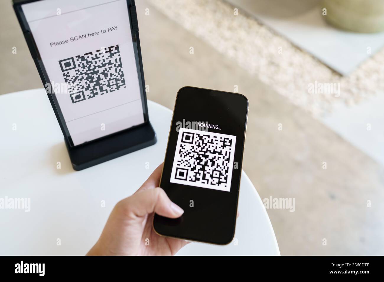 QR-Code-Zahlung. E-Wallet. Man Scanning Tag akzeptiert generieren digitale Zahlung ohne Geld.Scannen QR Code Online Shopping bargeldlose Zahlung und Stockfoto