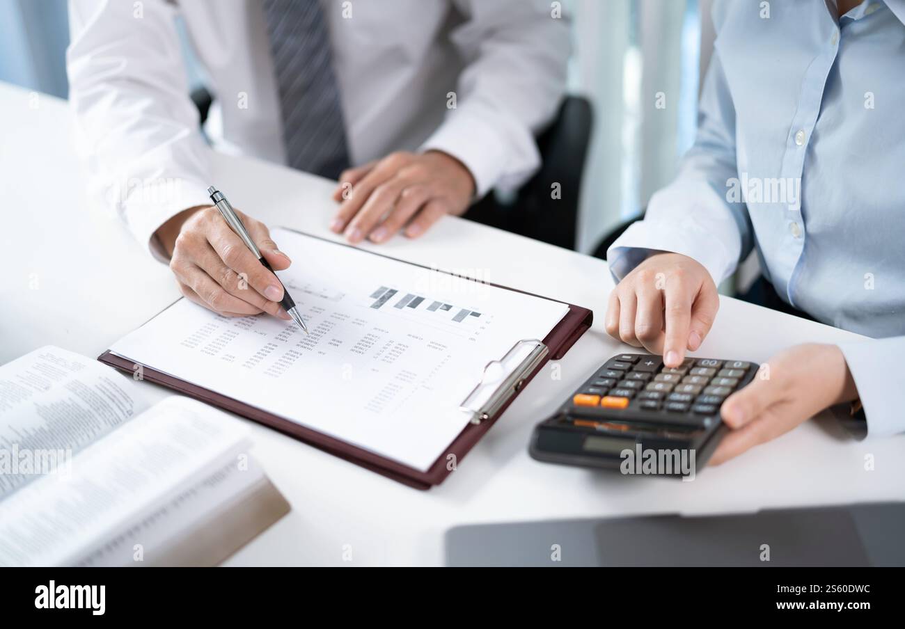 Geschäftsleute treffen sich Designideen professioneller Investor, der ein neues Start-up-Projekt arbeitet. Geschäftsmann und Geschäftsfrau arbeiten zusammen Stockfoto