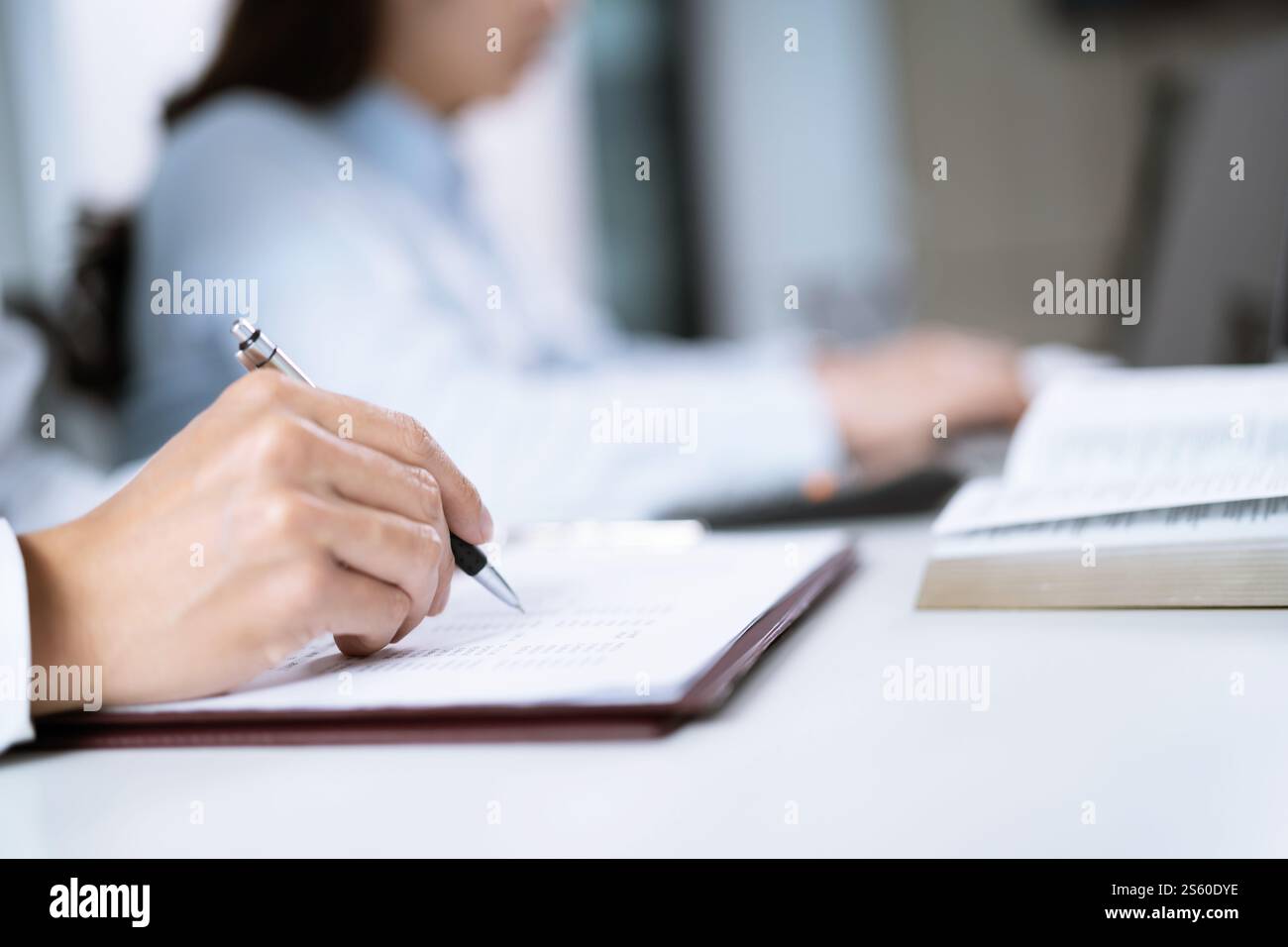 Geschäftsleute treffen sich Designideen professioneller Investor, der ein neues Start-up-Projekt arbeitet Stockfoto