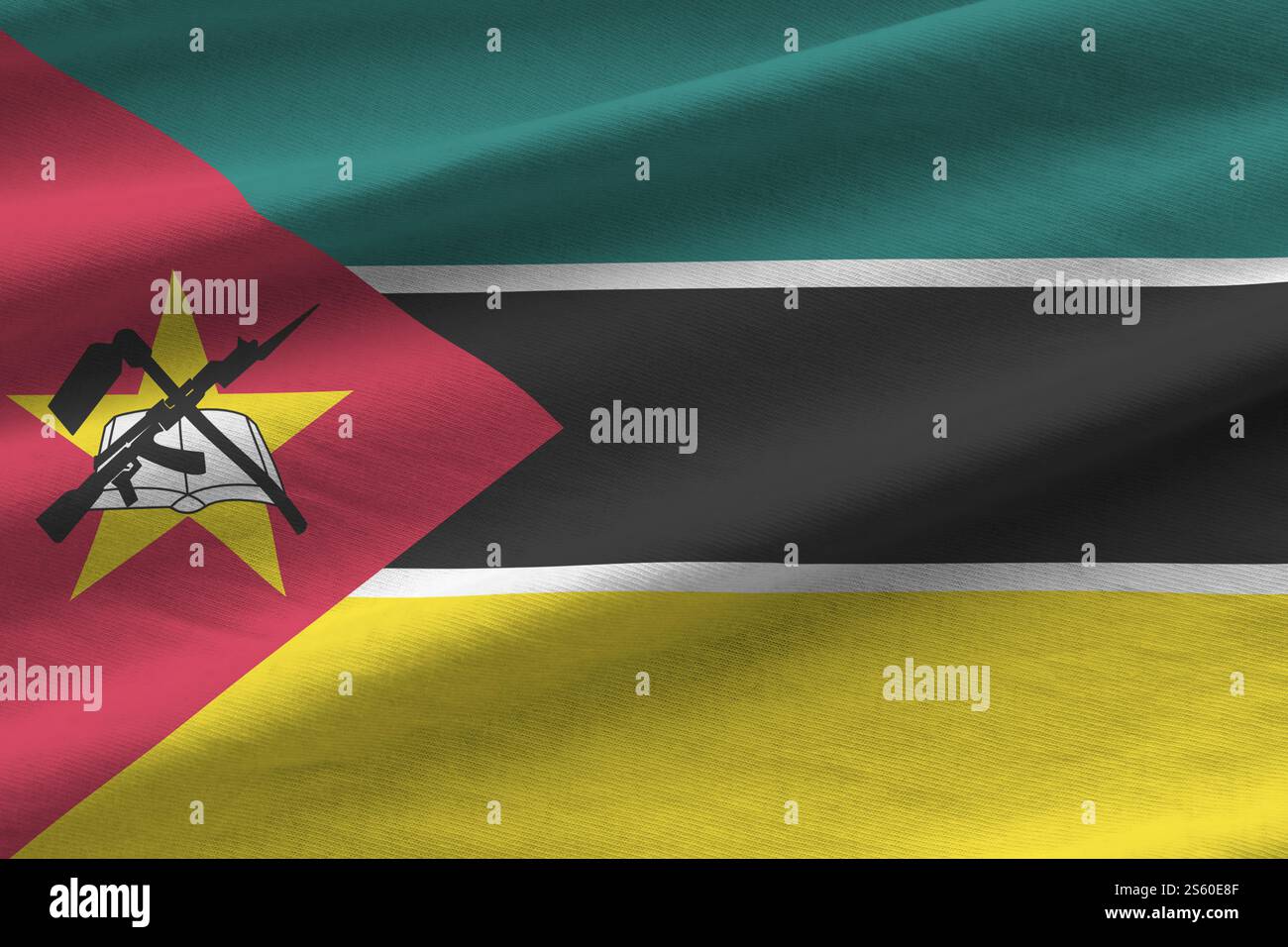 Mosambikische Flagge mit großen Falten, die unter dem Studio-Licht in Innenräumen aus nächster Nähe winken. Die offiziellen Symbole und Farben im Stoffbanner. Mosambikanische Flagge mit Stockfoto