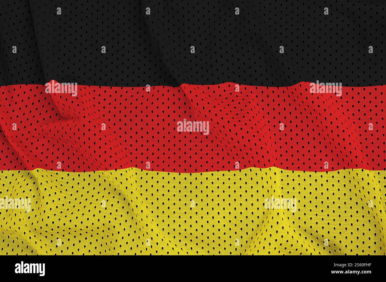 Deutschland-Flagge aufgedruckt auf einem Polyester-Nylon-Netzgewebe mit einigen Falten. Deutschland-Flagge aufgedruckt auf einem Polyester-Nylon-Mesh-Material für Sportbekleidung Stockfoto