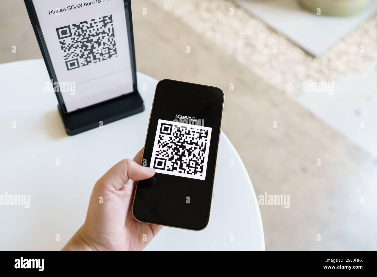QR-Code-Zahlung. E-Wallet. Man Scanning Tag akzeptiert generieren digitale Zahlung ohne Geld.Scannen QR Code Online Shopping bargeldlose Zahlung und Stockfoto