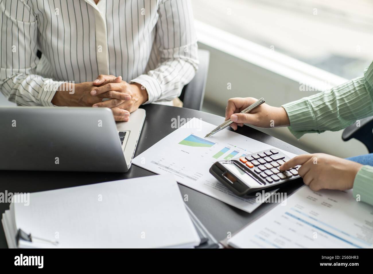 Geschäftsleute treffen sich Designideen professioneller Investor, der ein neues Start-up-Projekt arbeitet. Geschäftsmann und Geschäftsfrau arbeiten zusammen Stockfoto