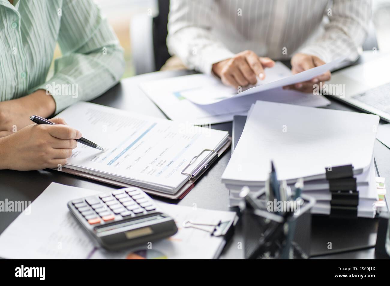 Geschäftsleute treffen sich Designideen professioneller Investor, der ein neues Start-up-Projekt arbeitet. Geschäftsmann und Geschäftsfrau arbeiten zusammen Stockfoto