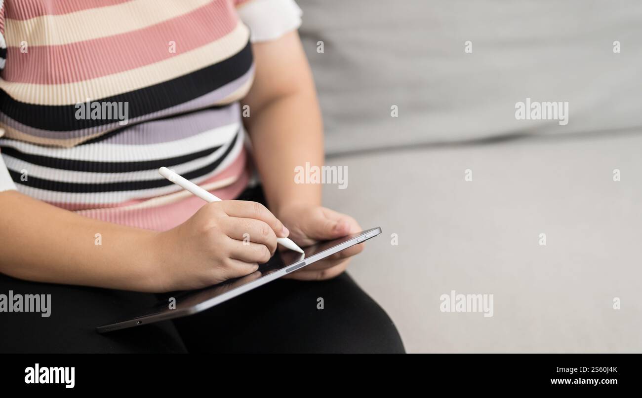 Frau, die ein Lesegerät hält, das E-Book auf einem digitalen Tablet liest, oder Social Media-Apps im Online-E-Commerce Stockfoto