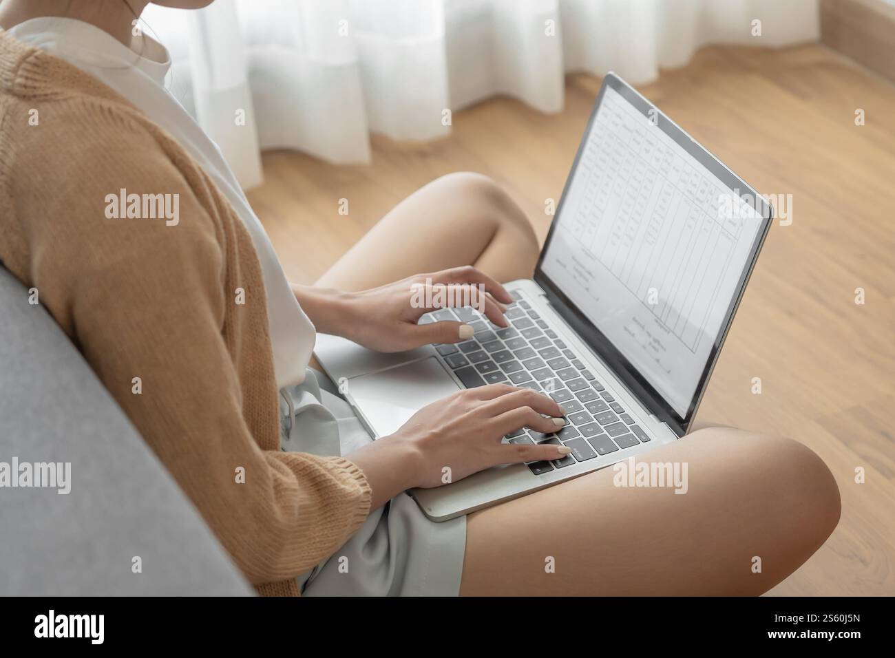 Frau, die mit einem Laptop arbeitet, Hände auf der Tastatur tippen. Schreiben eines Blogs. Die Arbeit zu Hause ist in der Hand der Schreibmaschine. Stockfoto