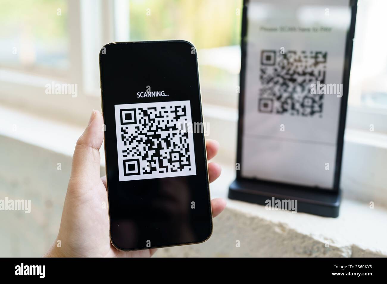 QR-Code-Zahlung. E-Wallet. Man Scanning Tag akzeptiert generieren digitale Zahlung ohne Geld.Scannen QR Code Online Shopping bargeldlose Zahlung und Stockfoto