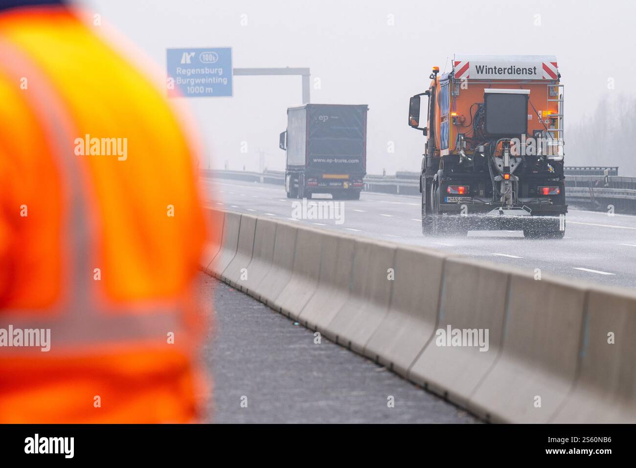 München, Deutschland. Januar 2025. Ein Winterdienstfahrzeug fährt auf der Autobahn A3 bei Regensburg. Eine Person starb bei einer Reihe von Unfällen auf vereisten Straßen auf der Autobahn. Quelle: Armin Weigel/dpa/Alamy Live News Stockfoto