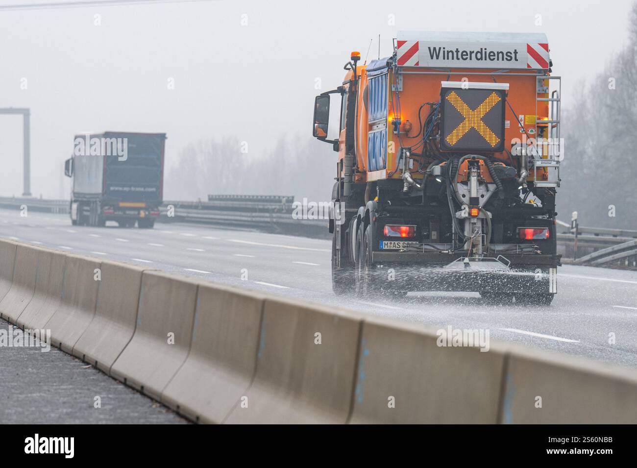 München, Deutschland. Januar 2025. Ein Winterdienstfahrzeug fährt auf der Autobahn A3 bei Regensburg. Eine Person starb bei einer Reihe von Unfällen auf vereisten Straßen auf der Autobahn. Quelle: Armin Weigel/dpa/Alamy Live News Stockfoto