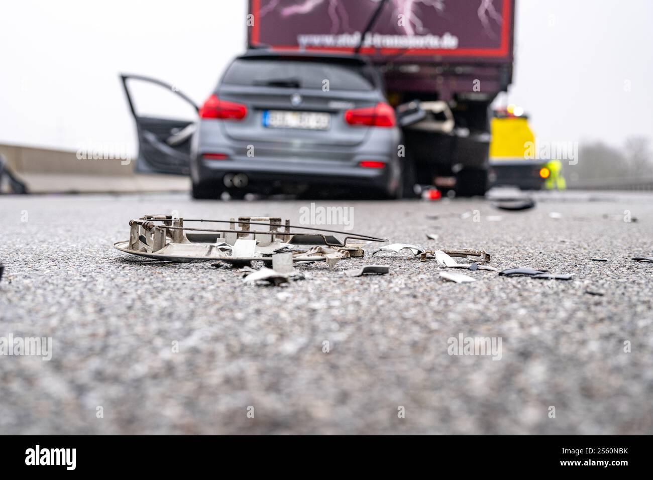München, Deutschland. Januar 2025. Ein Fahrzeug, das nach einem Unfall auf der Autobahn A3 bei Regensburg zerstört wurde. Eine Person starb bei einer Reihe von Unfällen auf vereisten Straßen auf der Autobahn. Quelle: Armin Weigel/dpa/Alamy Live News Stockfoto