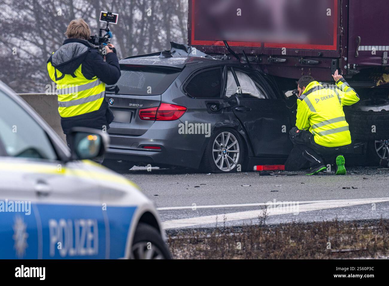 Regensburg, Deutschland. Januar 2025. Auf der Autobahn A3 bei Regensburg steht ein zerstörtes Fahrzeug. Eine Person starb bei einer Reihe von Unfällen auf vereisten Straßen auf der Autobahn. Hinweis: Armin Weigel/dpa - ACHTUNG: Teile des Bildes wurden aus rechtlichen Gründen pixeliert/dpa/Alamy Live News Stockfoto