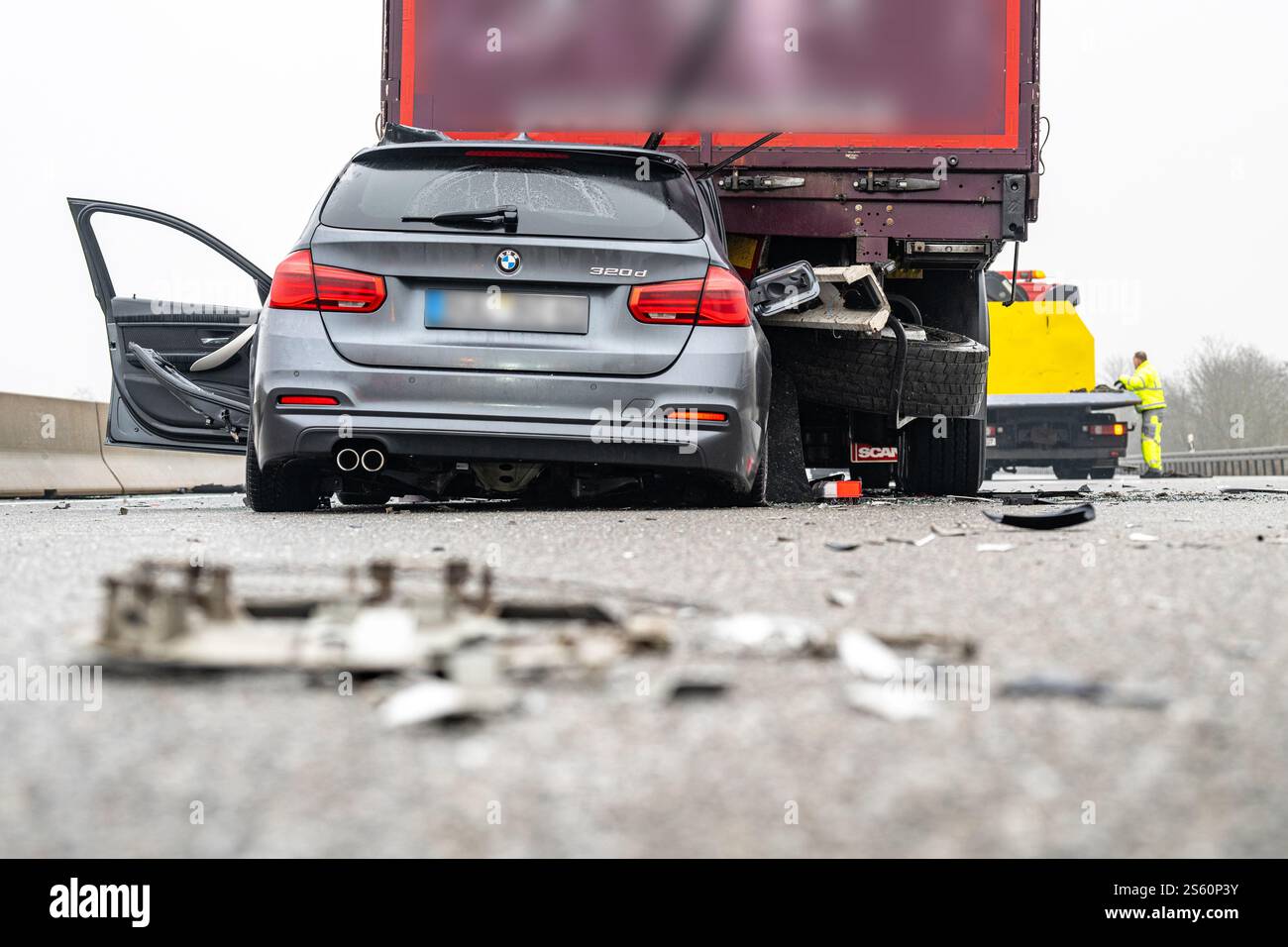 München, Deutschland. Januar 2025. Auf der Autobahn A3 bei Regensburg steht ein zerstörtes Fahrzeug. Eine Person starb bei einer Reihe von Unfällen auf vereisten Straßen auf der Autobahn. Hinweis: Armin Weigel/dpa - ACHTUNG: Teile des Bildes wurden aus rechtlichen Gründen pixeliert/dpa/Alamy Live News Stockfoto