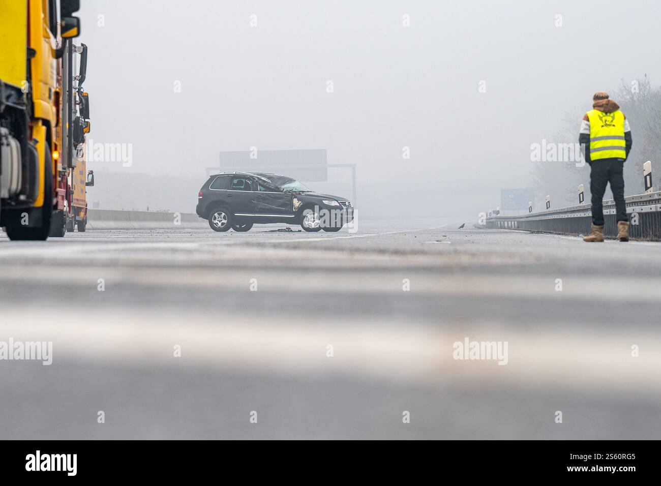Regensburg, Deutschland. Januar 2025. Ein beschädigtes Fahrzeug auf der Autobahn A3 bei Regensburg. Eine Person starb bei einer Reihe von Unfällen auf vereisten Straßen auf der Autobahn. Vermerk: Armin Weigel/dpa - ACHTUNG: Teile des Bildes aus rechtlichen Gründen verpixelt/dpa/Alamy Live News Stockfoto