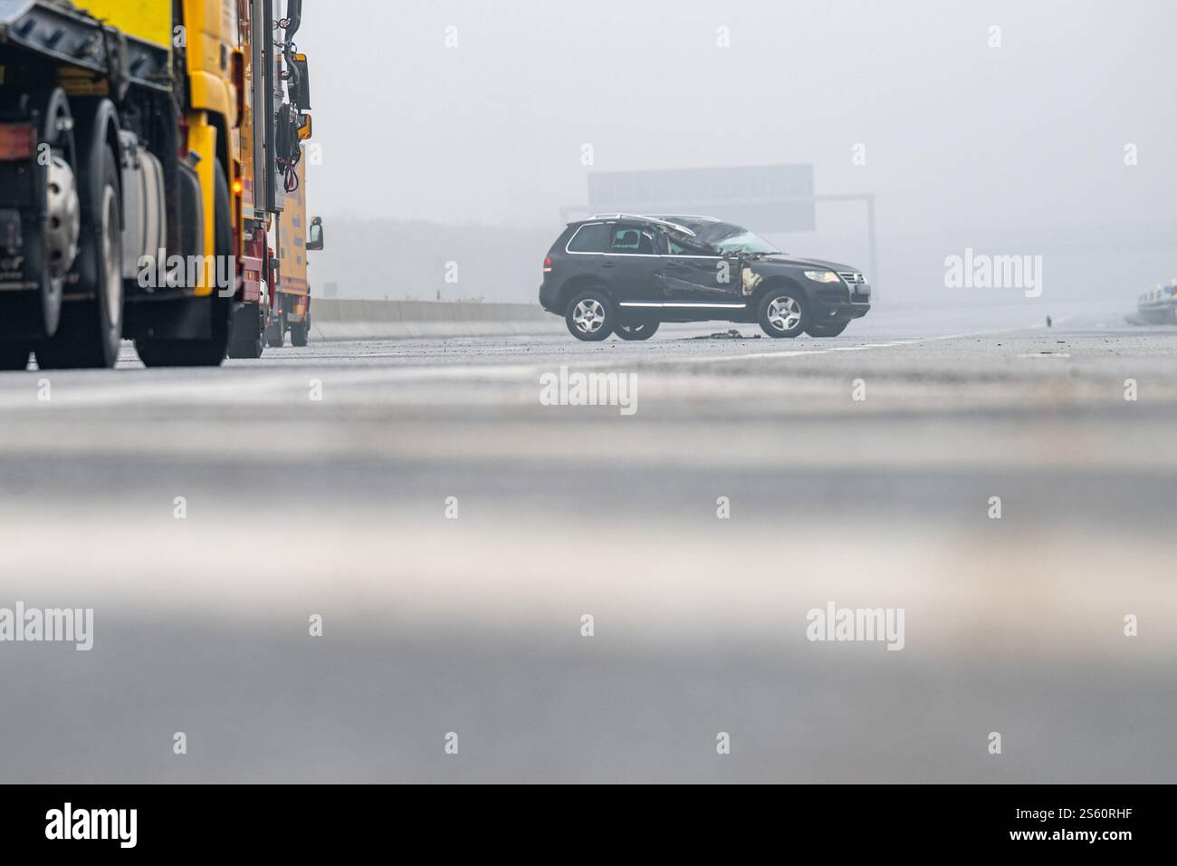 Regensburg, Deutschland. Januar 2025. Ein beschädigtes Fahrzeug auf der Autobahn A3 bei Regensburg. Eine Person starb bei einer Reihe von Unfällen auf vereisten Straßen auf der Autobahn. Vermerk: Armin Weigel/dpa - ACHTUNG: Teile des Bildes aus rechtlichen Gründen verpixelt/dpa/Alamy Live News Stockfoto