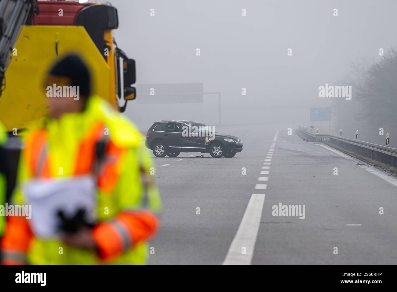 Regensburg, Deutschland. Januar 2025. Ein beschädigtes Fahrzeug auf der Autobahn A3 bei Regensburg. Eine Person starb bei einer Reihe von Unfällen auf vereisten Straßen auf der Autobahn. Vermerk: Armin Weigel/dpa - ACHTUNG: Teile des Bildes aus rechtlichen Gründen verpixelt/dpa/Alamy Live News Stockfoto