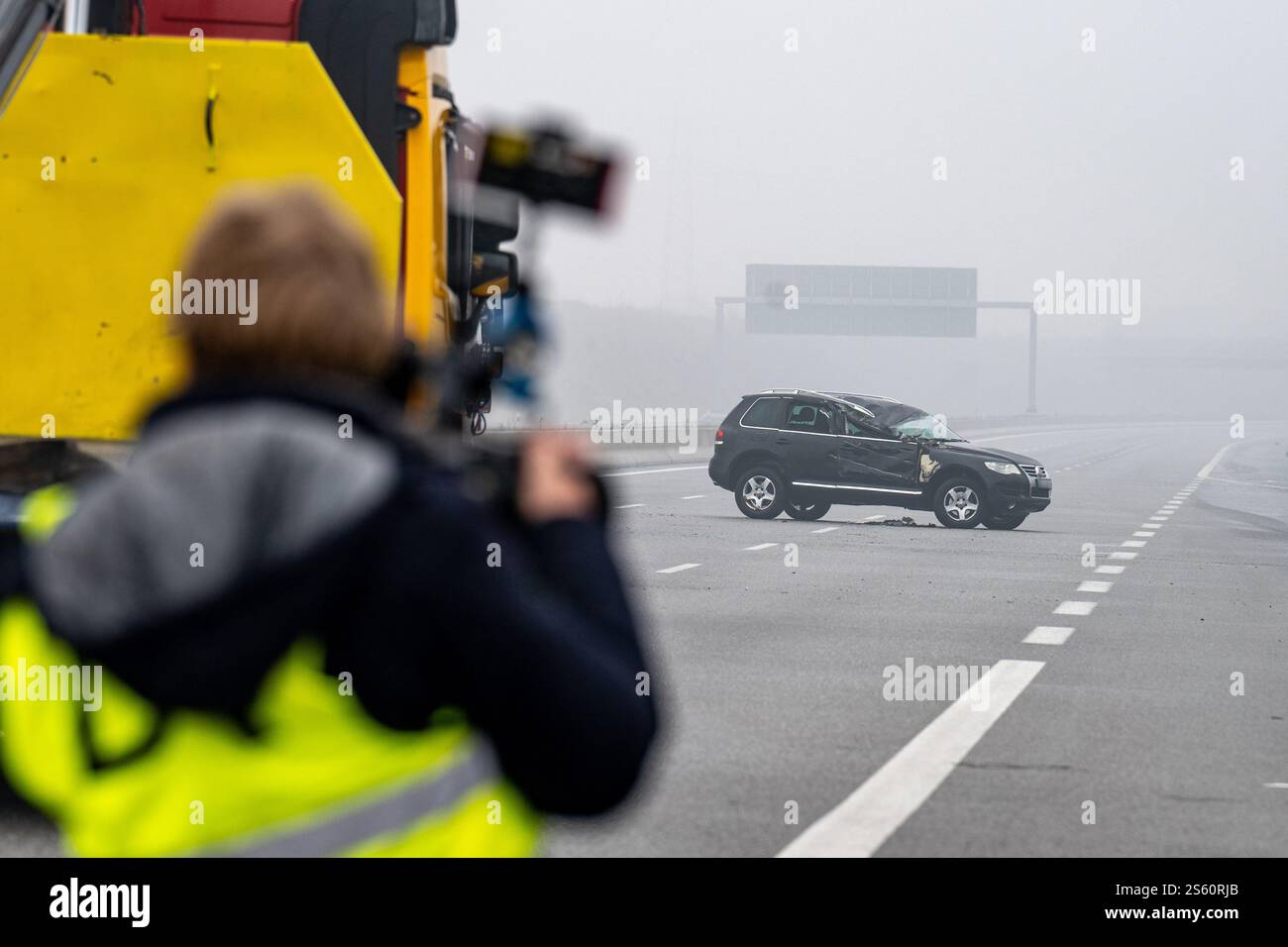 Regensburg, Deutschland. Januar 2025. Ein beschädigtes Fahrzeug auf der Autobahn A3 bei Regensburg. Eine Person starb bei einer Reihe von Unfällen auf vereisten Straßen auf der Autobahn. Vermerk: Armin Weigel/dpa - ACHTUNG: Teile des Bildes aus rechtlichen Gründen verpixelt/dpa/Alamy Live News Stockfoto