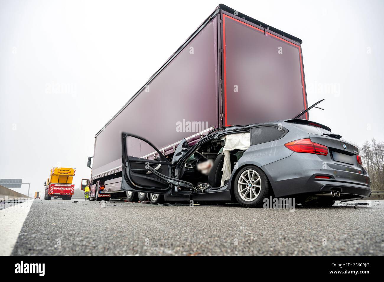 Regensburg, Deutschland. Januar 2025. Auf der Autobahn A3 bei Regensburg steht ein zerstörtes Fahrzeug. Eine Person starb bei einer Reihe von Unfällen auf vereisten Straßen auf der Autobahn. Hinweis: Armin Weigel/dpa - ACHTUNG: Teile des Bildes wurden aus rechtlichen Gründen pixeliert/dpa/Alamy Live News Stockfoto