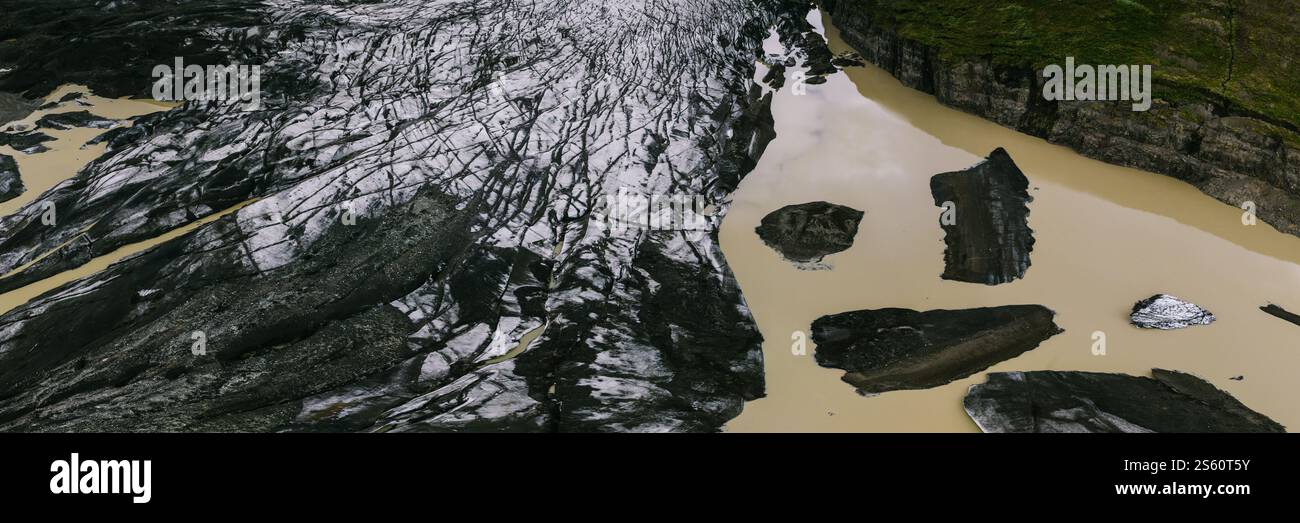 Aus der Vogelperspektive sehen Sie die komplexen Eismuster und die Schmelzwasserpools des Svinafellsjokull-Gletschers, Süd-Island. Stockfoto