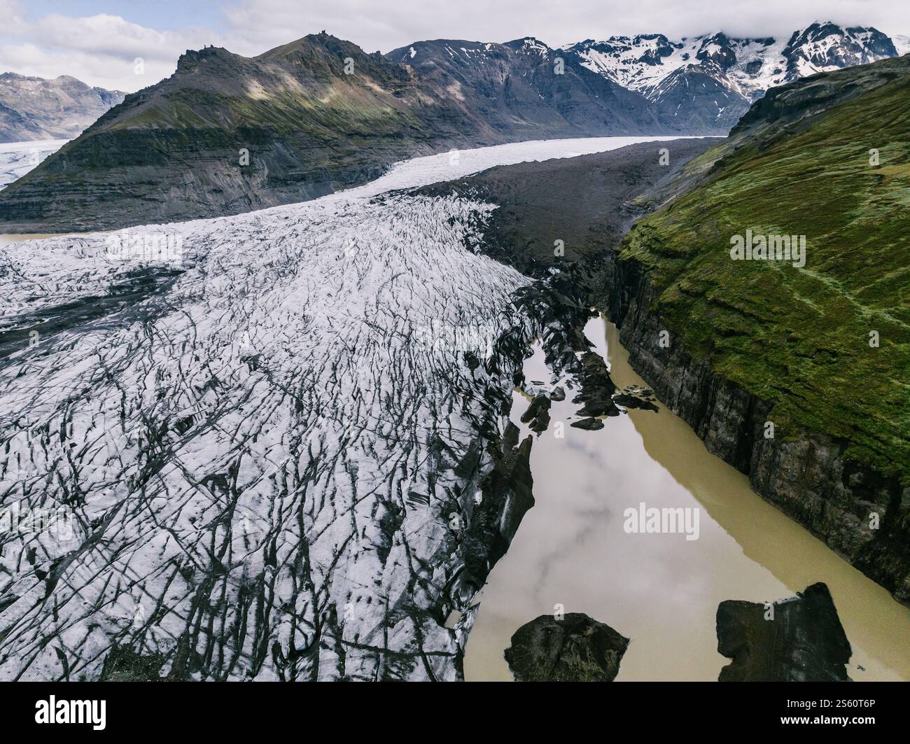 Dramatischer Blick auf den Svinafellsjokull-Gletscher mit Eismuster und Gletscherbecken, Südisland Stockfoto