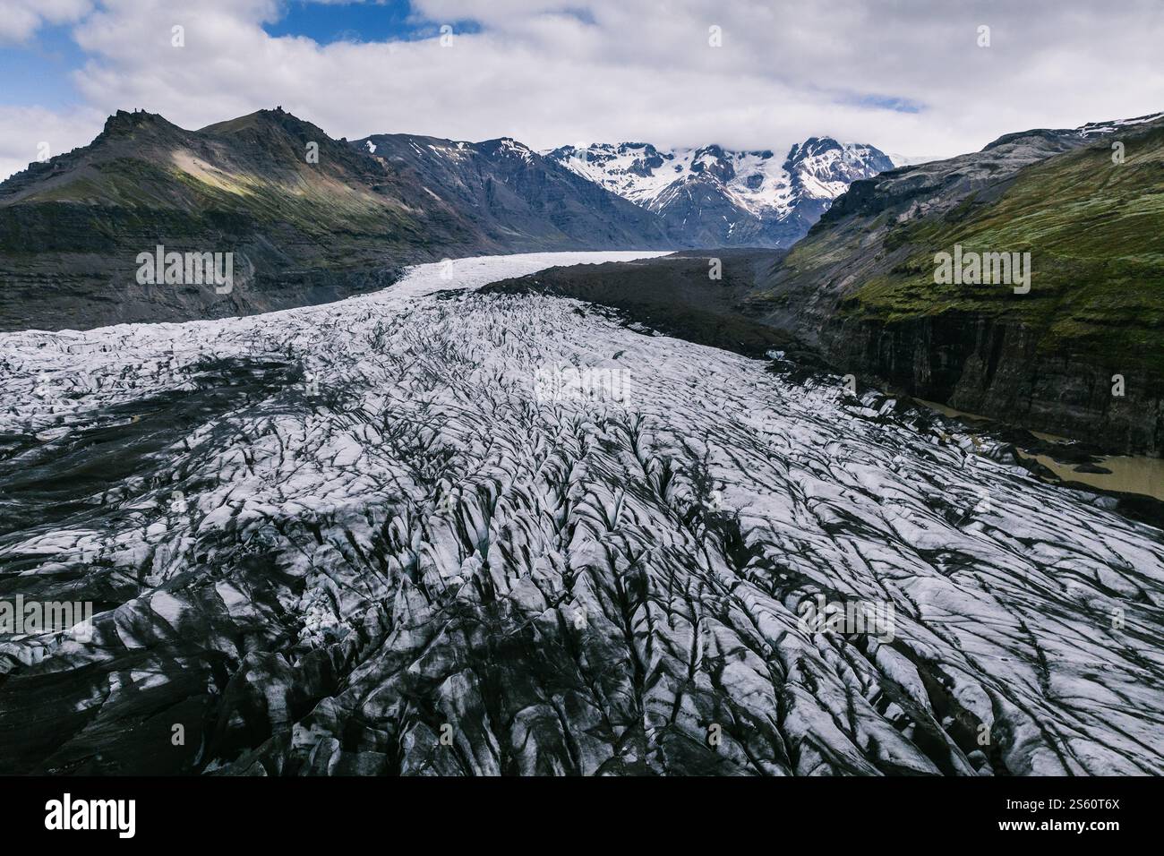 Dramatischer Blick auf den Svinafellsjokull-Gletscher mit Eismuster und Gletscherbecken, Südisland Stockfoto