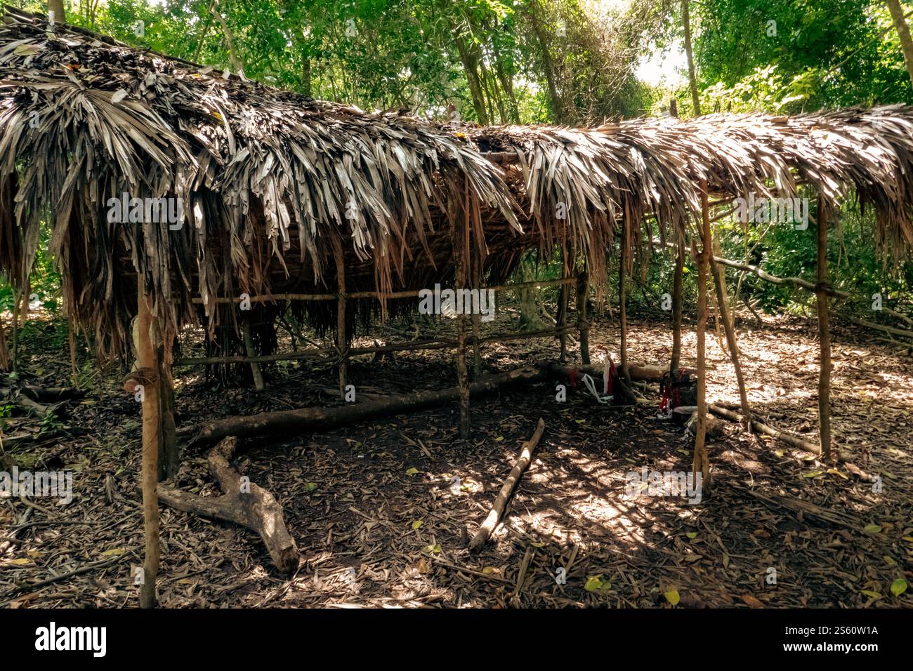 Eine heilige Hütte, die als Gebetsplatz im Kaya Kinodo Sacred Forest in Diani Beach, Kwale County in Kenia genutzt wurde Stockfoto
