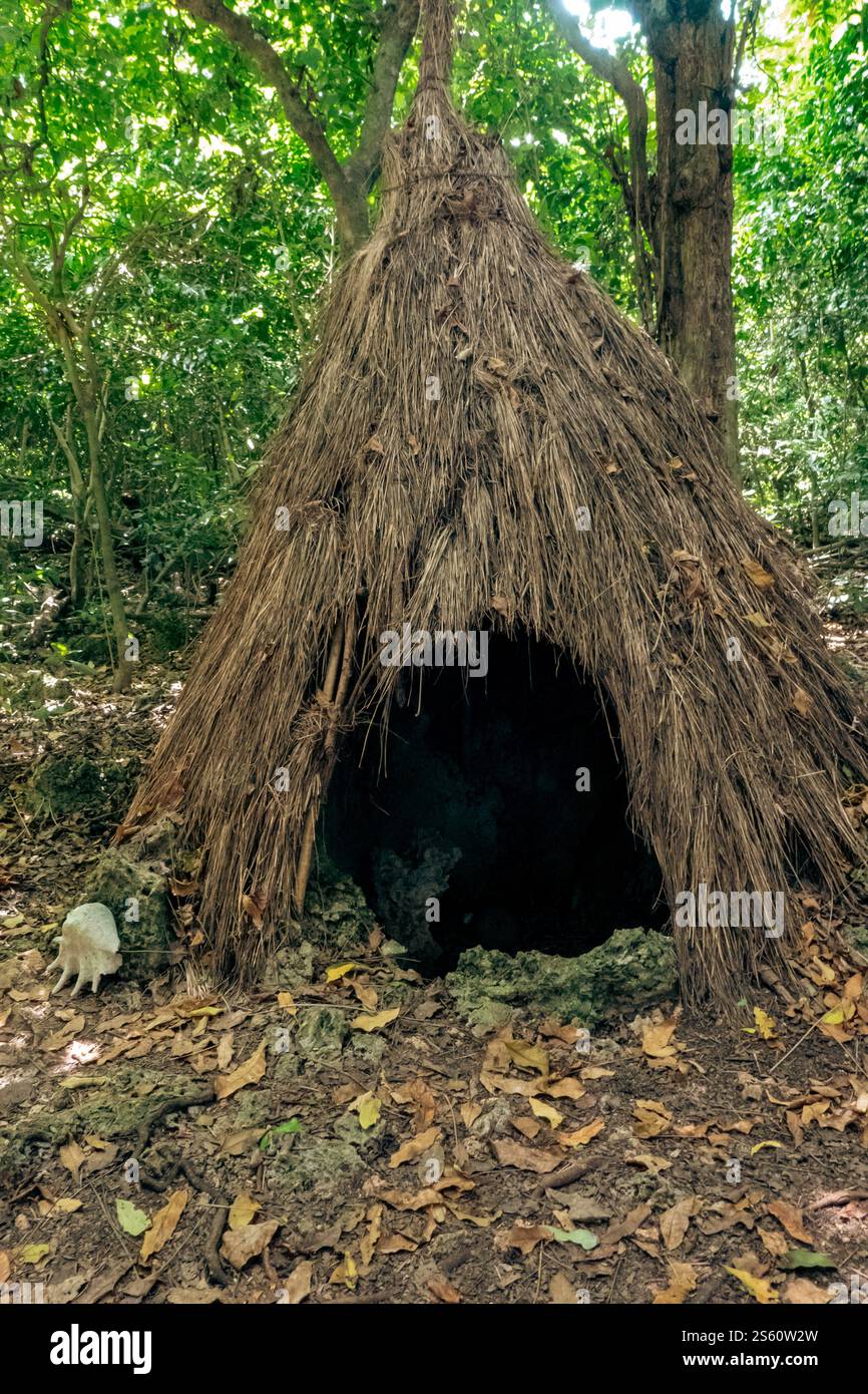 Eine heilige Hütte, die als Gebetsplatz im Kaya Kinodo Sacred Forest in Diani Beach, Kwale County in Kenia genutzt wurde Stockfoto