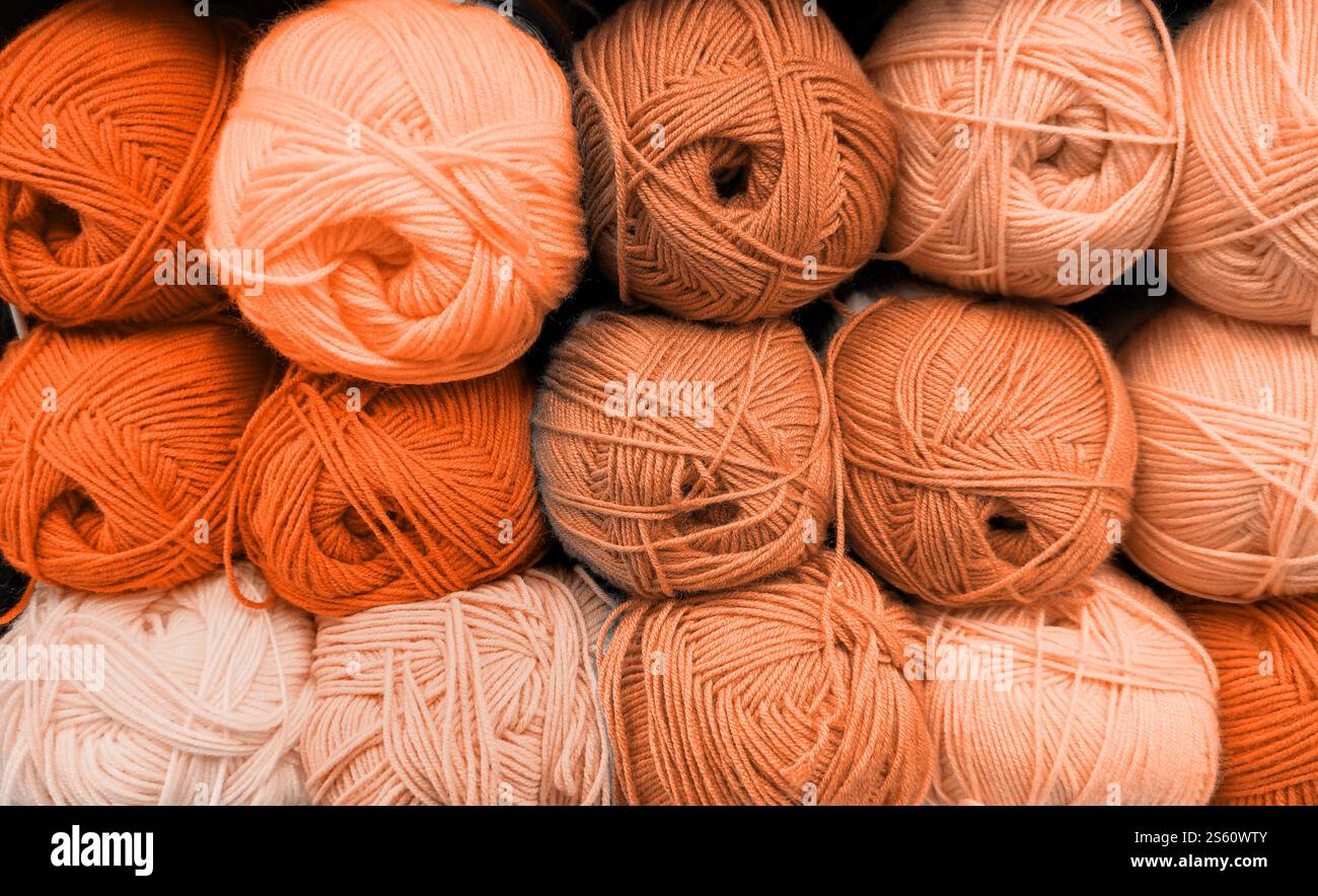 Bunte Garnbällchen Wolle in einem Stoffgeschäft. Hintergrund aus farbigem Acrylgarn. Materialien für Handarbeiten, zum Stricken und Häkeln. Stockfoto