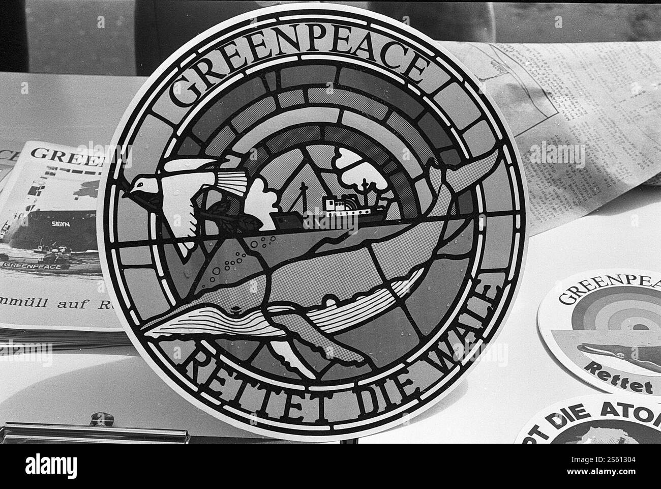 Naturmarkt 05.06.1991, Chemnitz, Markt und Informationveranstaltung für Umweltschutz und ökologische Produkte. Stromerzeugung aus Sonnenlicht, Greenpease-Rette die Welt, Naturprodukte -Händler Sachsen BRD *** Naturmarkt 05 06 1991, Chemnitz, Markt-, Markt- und Informationsveranstaltung für Umweltschutz und ökologische Produkte Stromerzeugung aus Sonnenlicht, Greenpease Rette die Welt, Naturprodukte Händler Sachsen BRD Stockfoto