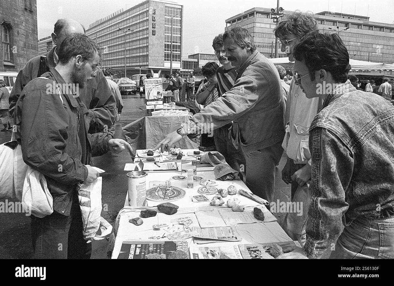 Naturmarkt 05.06.1991, Chemnitz, Markt und Informationveranstaltung für Umweltschutz und ökologische Produkte. Stromerzeugung aus Sonnenlicht, Greenpease-Rette die Welt, Naturprodukte -Händler Sachsen BRD *** Naturmarkt 05 06 1991, Chemnitz, Markt-, Markt- und Informationsveranstaltung für Umweltschutz und ökologische Produkte Stromerzeugung aus Sonnenlicht, Greenpease Rette die Welt, Naturprodukte Händler Sachsen BRD Stockfoto