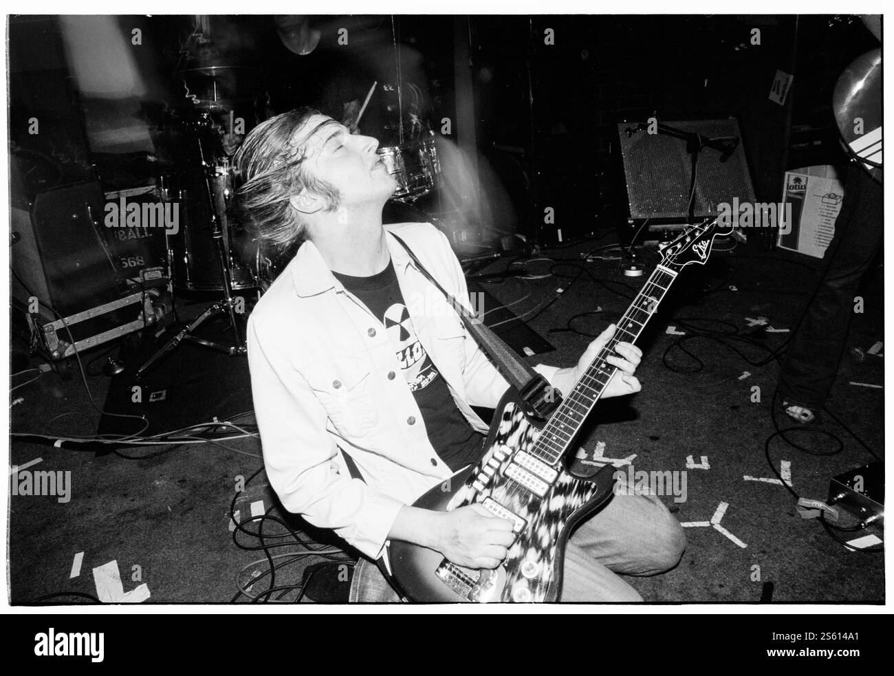 VON BONDIES, FRÜHE TOUR, 2002: JASON STOLSTEIMER Sänger mit VON BONDIES im Barfly Club in Cardiff, Wales, Großbritannien am 21. Mai 2002. Foto: ROB WATKINS. INFO: The von Bondies sind eine US-amerikanische Garage-Rock-Band, die 1997 in Detroit gegründet wurde. Bekannt für ihre rohe Energie und ihre kraftvollen Auftritte, erlangten sie mit Hits wie C'MON C'MON vom Album Pawn Shoppe Heart Bekanntheit und wurden zu Schlüsselfiguren in der Rockszene der frühen 2000er Jahre. Stockfoto