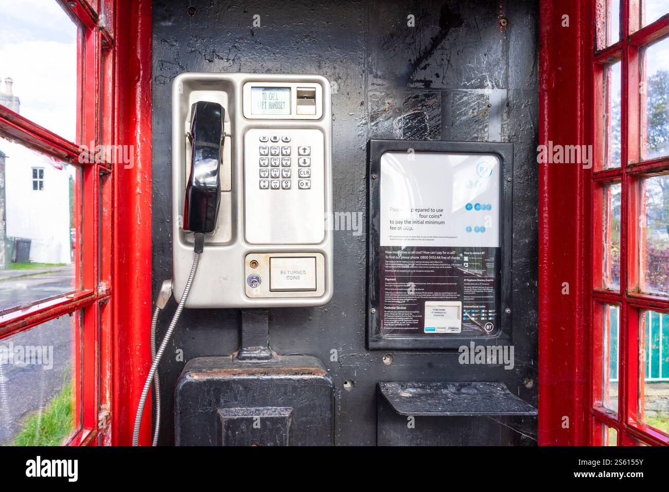 Im Inneren einer traditionellen roten Telefonbox in Plockton Lochalsh Wester Ross Scottish Highlands Schottland Großbritannien GB Europa - Plockton Telefonbox Stockfoto