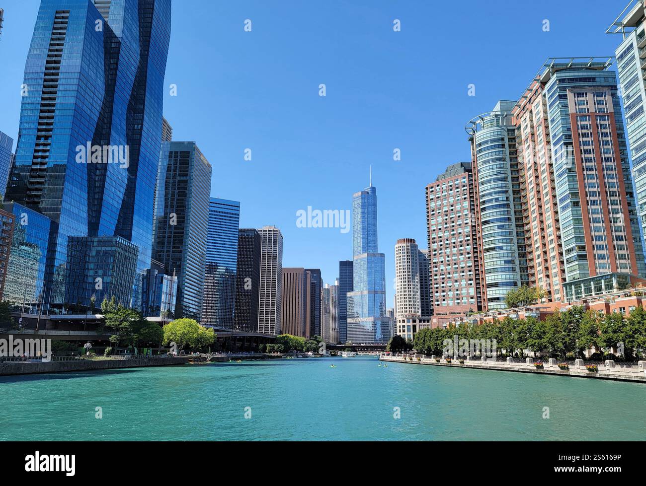 Architektur des Chicago River, Chicago, Illinois - Smartphone-aufgenommenes Stockfoto