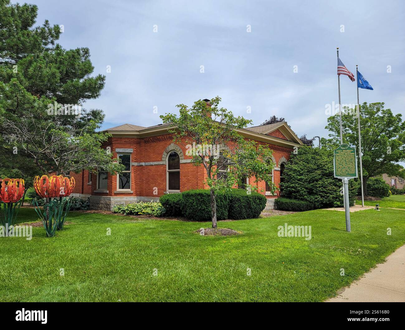 Historisches Gebäude in Holland, Michigan. Das ehemalige Gebäude der West Michigan Furniture Company. - Smartphone-aufgenommenes Stockfoto