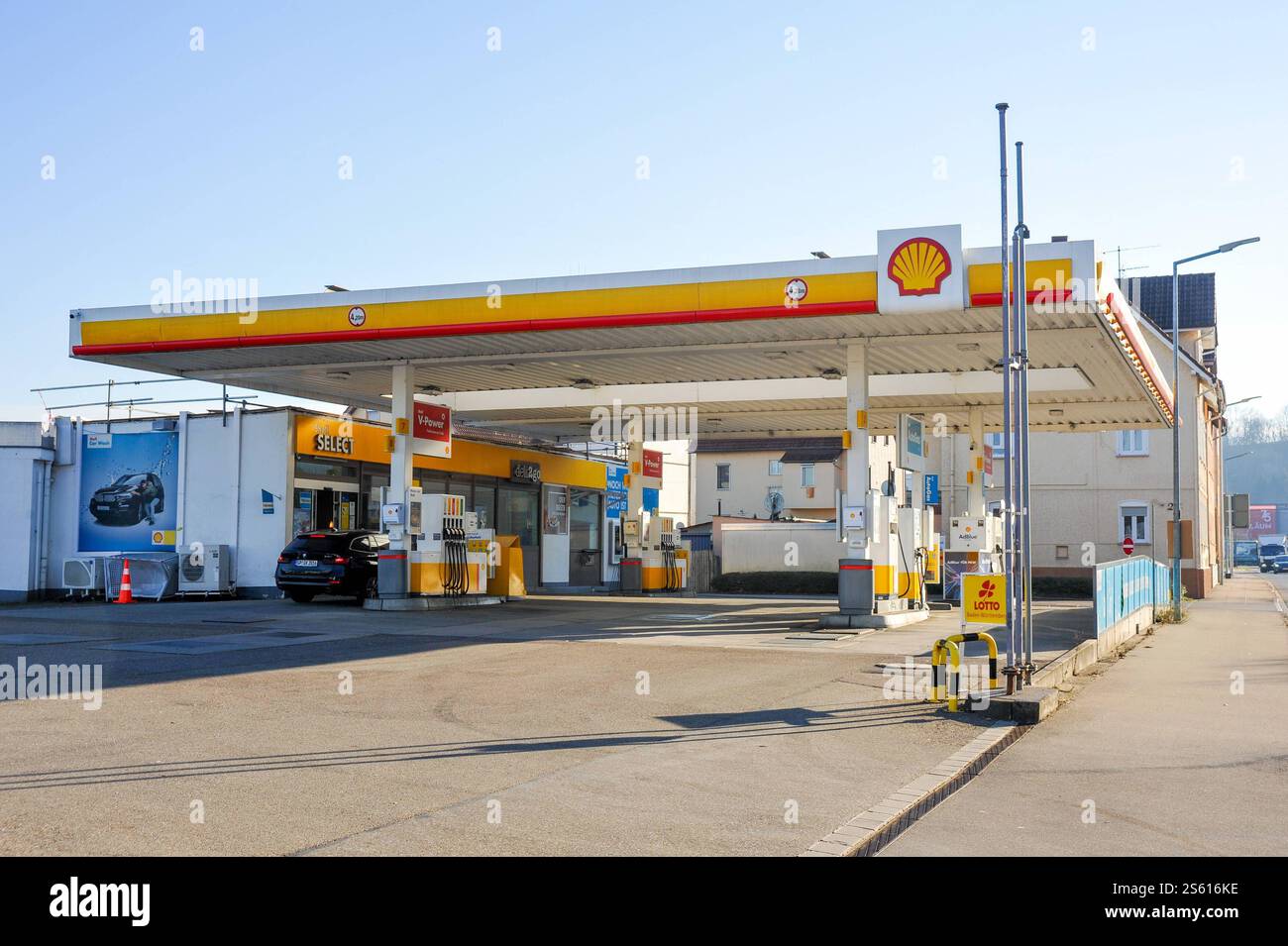 Deutschland, Baden-Württemberg, Goeppingen 15.01.2025, Deutschland, DE, Baden-Württemberg, Goeppingen, im Bild Shell, Tankstelle, Spritpreise, Sprit, Treibstoff, Zapfsäulen, Benzin, Diesel, Superbenzin, Ultimate Diesel, CO2 Steuer, Oelpreise, teuer, Euro, Auto, KFZ, LKW, Verteuerung, Erhoehung, Tanken, Marke, Schild, Logo, Leuchtreklame, Werbung Baden-Württemberg *** Deutschland, Baden Württemberg, Goeppingen 15 01 2025, Deutschland, DE, Baden Württemberg, Goeppingen, auf dem Bild Shell, Tankstelle, Gaspreise, Kraftstoff, Kraftstoffpumpe, Benzin, Diesel, Superbenzin, Ultimate Diesel, CO2-Steuer, Öl Stockfoto