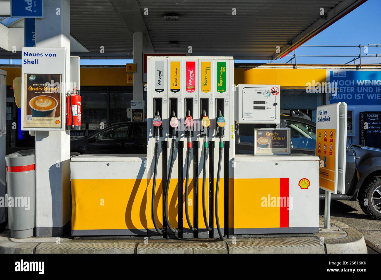 Deutschland, Baden-Württemberg, Goeppingen 15.01.2025, Deutschland, DE, Baden-Württemberg, Goeppingen, im Bild Shell, Tankstelle, Spritpreise, Sprit, Treibstoff, Zapfsäulen, Benzin, Diesel, Superbenzin, Ultimate Diesel, CO2 Steuer, Oelpreise, teuer, Euro, Auto, KFZ, LKW, Verteuerung, Erhoehung, Tanken, Marke, Schild, Logo, Leuchtreklame, Werbung Baden-Württemberg *** Deutschland, Baden Württemberg, Goeppingen 15 01 2025, Deutschland, DE, Baden Württemberg, Goeppingen, auf dem Bild Shell, Tankstelle, Gaspreise, Kraftstoff, Kraftstoffpumpe, Benzin, Diesel, Superbenzin, Ultimate Diesel, CO2-Steuer, Öl Stockfoto