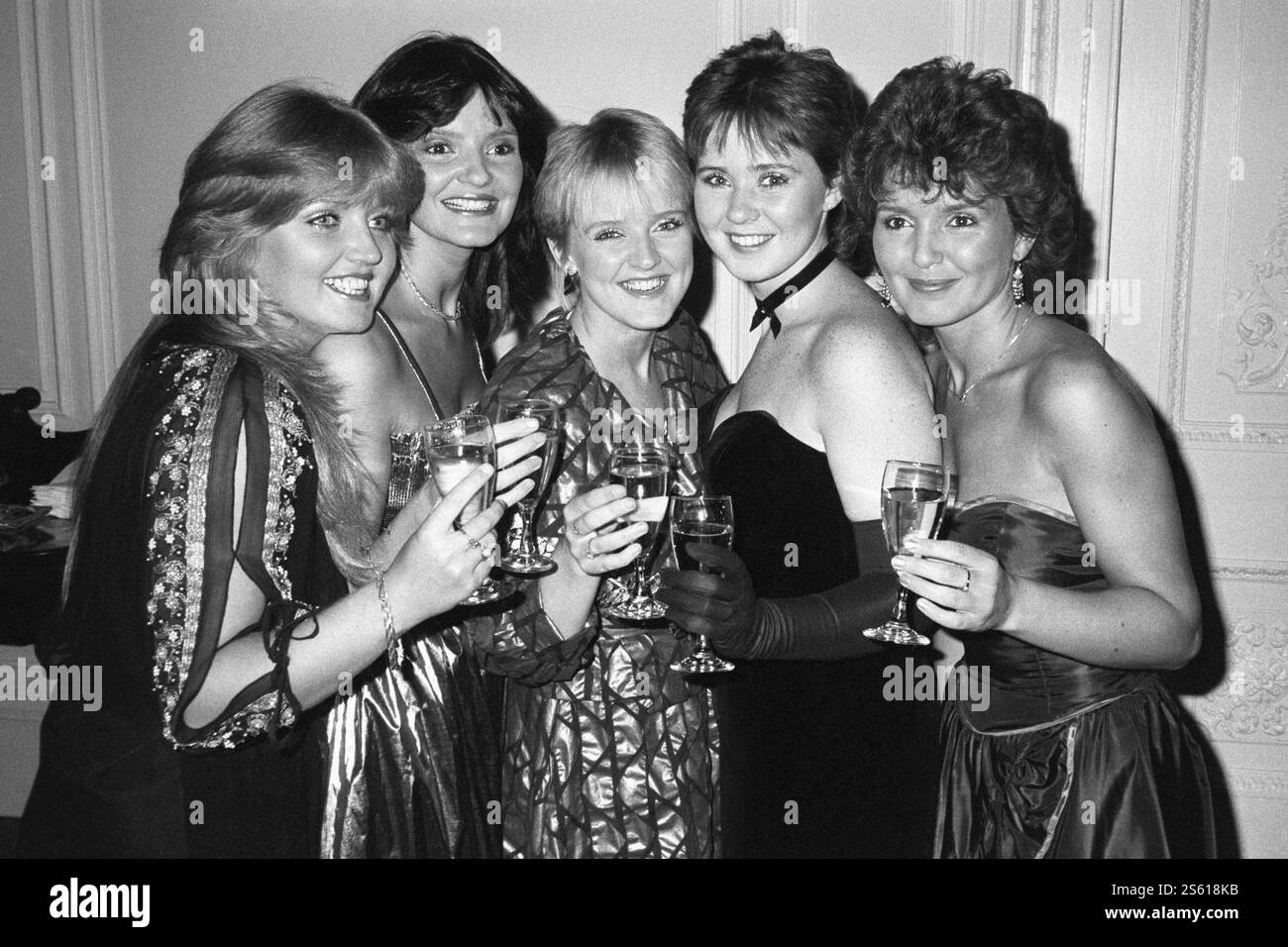 Aktenfoto vom 11/83 der Nolans, deren Rekord „Dressed to Kill“ aus den Top-100-Pop-Charts geworfen wurde. (Von links nach rechts) Linda Nolan, Anne Nolan, Bernie Nolan, Coleen Nolan und Maureen Nolan. Die Sängerin und TV-Moderatorin Linda Nolan ist im Alter von 65 Jahren gestorben, „mit ihren liebevollen Geschwistern am Bett“, sagte ihr Manager. Ausgabedatum: Mittwoch, 15. Januar 2025. Stockfoto Aktenfoto vom 11/83 der Nolans, deren Rekord „Dressed to Kill“ aus den Top-100-Pop-Charts geworfen wurde. (Von links nach rechts) Linda Nolan, Anne Nolan, Bernie Nolan, Coleen Nolan und Maureen Nolan. Die Sängerin und TV-Moderatorin Linda Nolan ist im Alter von 65 Jahren gestorben, „mit ihren liebevollen Geschwistern am Bett“, sagte ihr Manager. Ausgabedatum: Mittwoch, 15. Januar 2025. Stockfoto