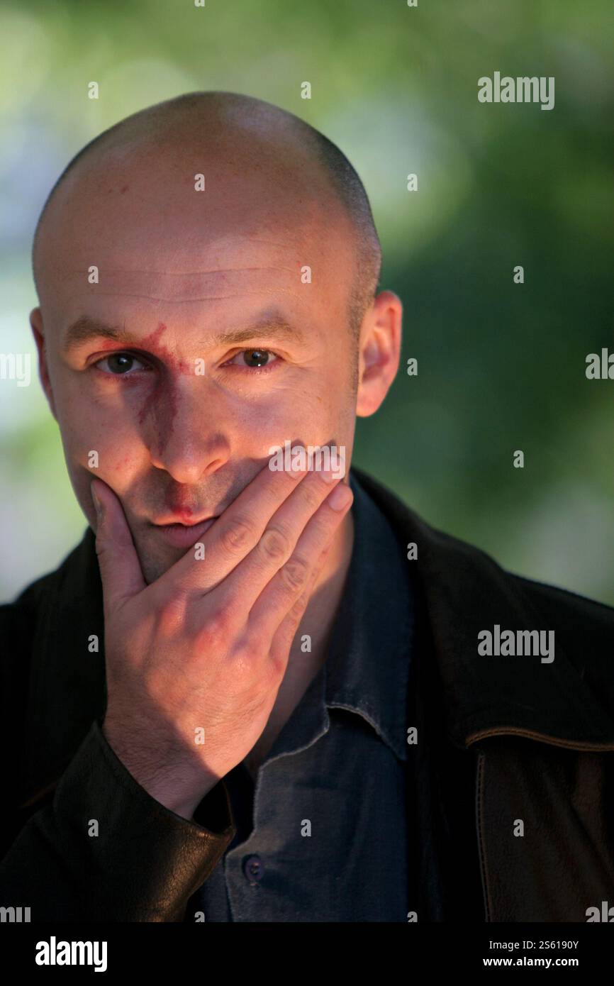 Christopher Brookmyre, der Bestseller des schottischen Kriminalschriftstellers, wird auf dem Edinburgh International Book Festival gezeigt, bevor er über seine Arbeit spricht. Das Edinburgh International Book Festival ist das weltweit größte Literaturfestival, an dem jedes Jahr über 500 Autoren aus aller Welt teilnehmen und das vom 13-29. August an stattfindet. Edinburgh wurde zur ersten UNESCO-Literaturstadt der Welt ernannt. Stockfoto