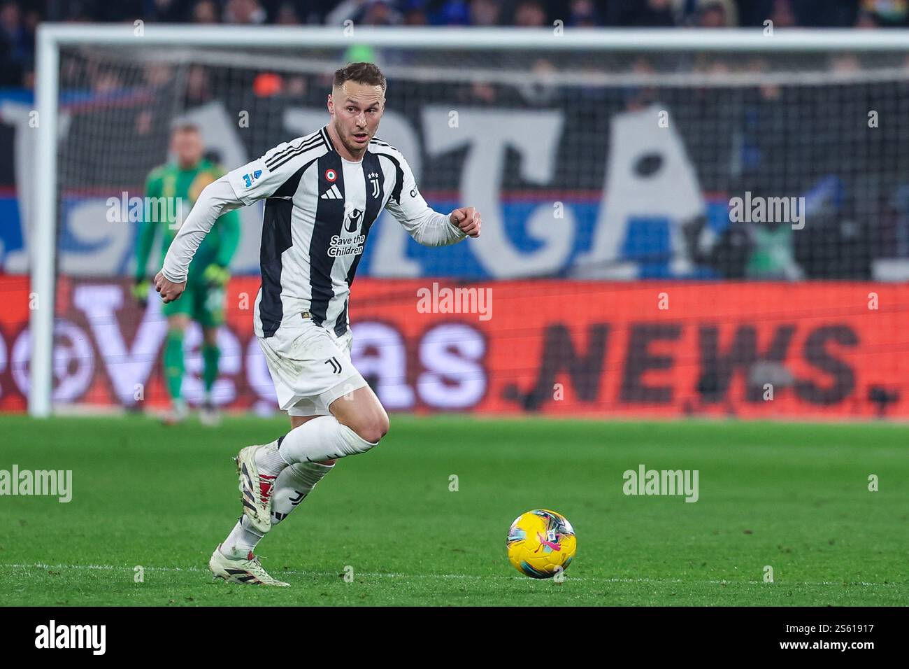 Bergamo, Italien. Januar 2025. Teun Koopmeiners vom Juventus FC wurde 2024/25 während des Fußballspiels der Serie A zwischen Atalanta BC und Juventus FC im Gewiss Stadion in Aktion gesehen. (Foto: Fabrizio Carabelli/SOPA Images/SIPA USA) Credit: SIPA USA/Alamy Live News Stockfoto