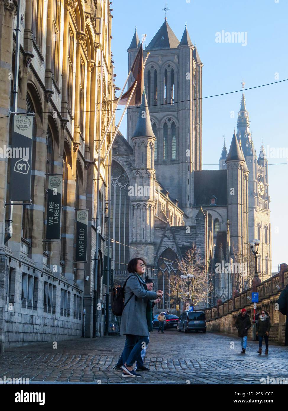 Belgien, Gent, St. Nikolaus Kirche mit dem Glockenturm dahinter und dem ehemaligen Postamt links. Stockfoto
