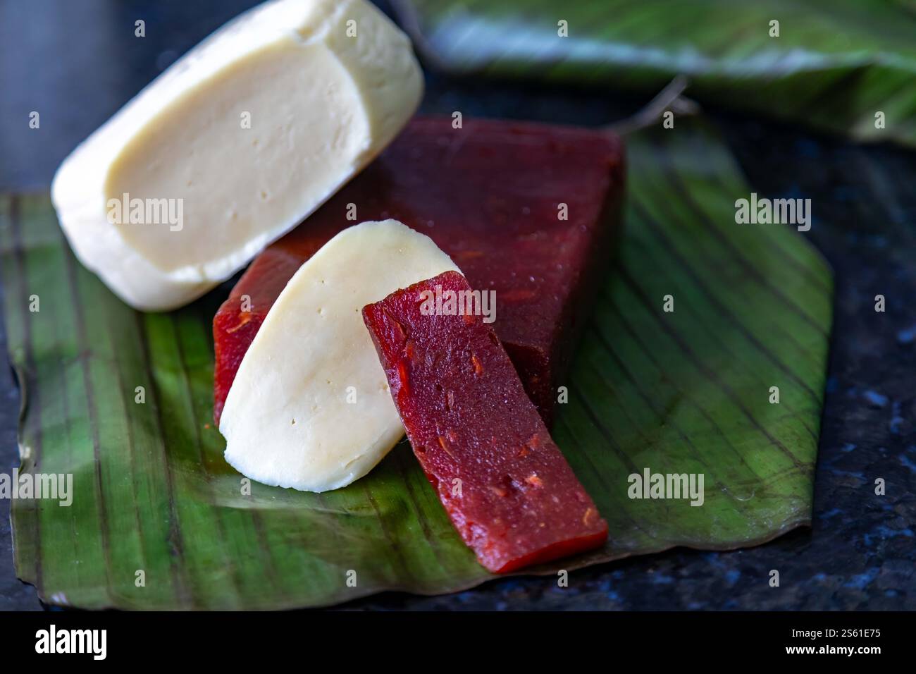 Traditionelle brasilianische Dessertkombination, Käse- und Guave-Paste, bekannt als Romeo und Julia Stockfoto
