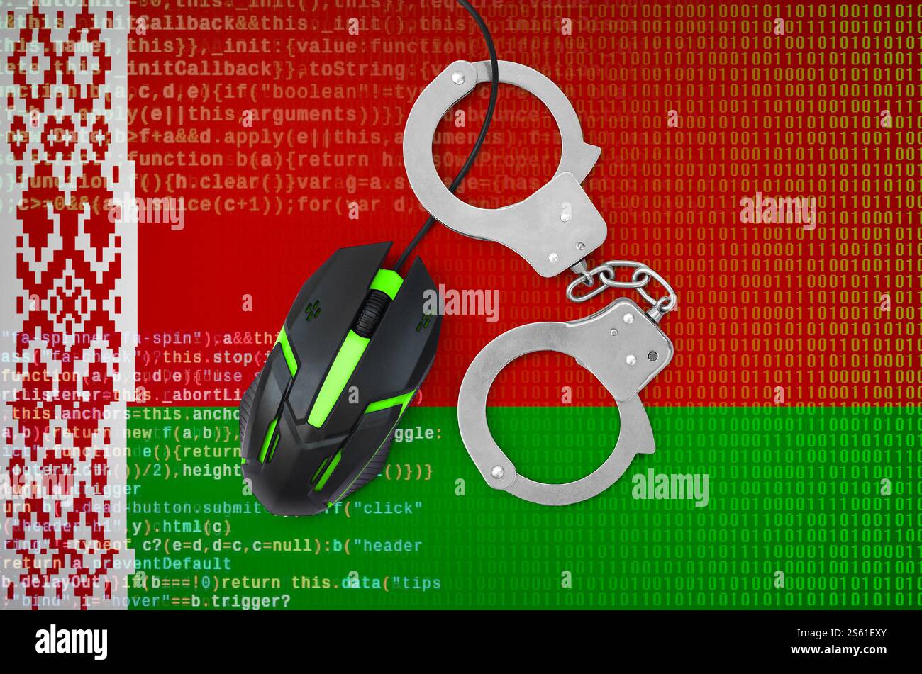 Weißrussische Flagge und moderne Computermaus mit Handschellen. Kreatives Konzept zur Bekämpfung von Computerkriminalität, Hackern und Piraterie. Belarussische Flagge und Stockfoto