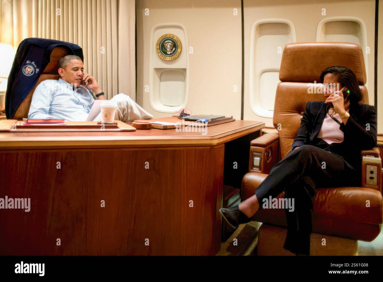 Präsident Barack Obama, an Bord der Air Force One, telefoniert am Sonntag, den 25. Mai 2014, mit dem afghanischen Präsidenten Hamid Karzai, der nicht von Kabul aus reisen konnte, um Präsident Obama auf dem Bagram Airfield in Afghanistan zu treffen. Die nationale Sicherheitsberaterin Susan E. Rice sitzt rechts. (Offizielles Foto Des Weißen Hauses). BILD MIT EINSCHRÄNKUNGEN, siehe Feld „zusätzliche Informationen“ Stockfoto