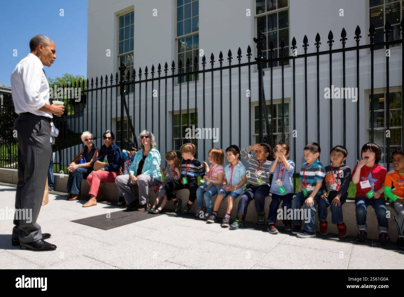 Präsident Barack Obama hält am 29. April 2015 ein Gespräch mit Schulkindern vor dem Westflügel des Weißen Hauses an. (Offizielles Foto Des Weißen Hauses). BILD MIT EINSCHRÄNKUNGEN, siehe Feld „zusätzliche Informationen“ Stockfoto